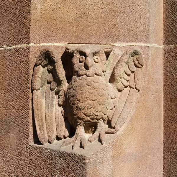 Image Red Sandstone Owl Stone Carving — Stockfoto