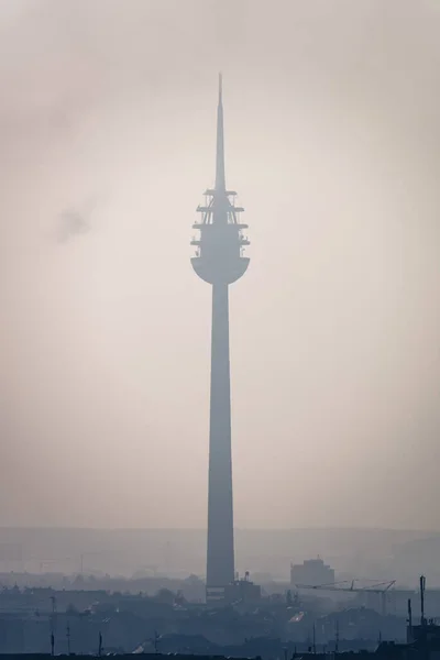 Immagine Della Torre Trasmissione Nuremberg Bavaria Germania Coperto Nebbia — Foto Stock