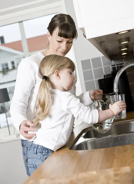 Piccola ragazza con acqua — Foto Stock