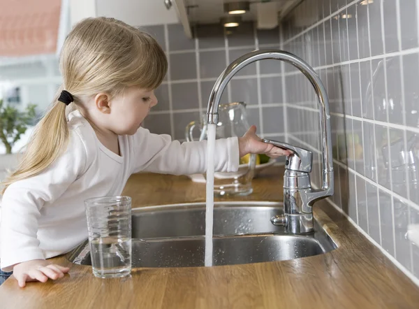 Piccola ragazza in cucina — Foto Stock