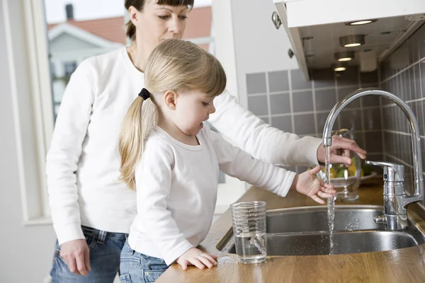 Meisje in de keuken — Stockfoto