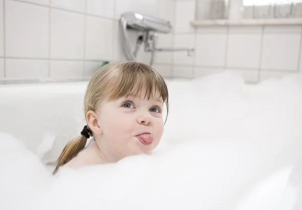 Маленька дівчинка у ванній — стокове фото