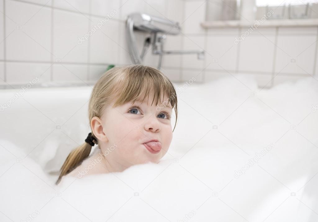 Petite fille dans le bain image libre de droit par gemenacom