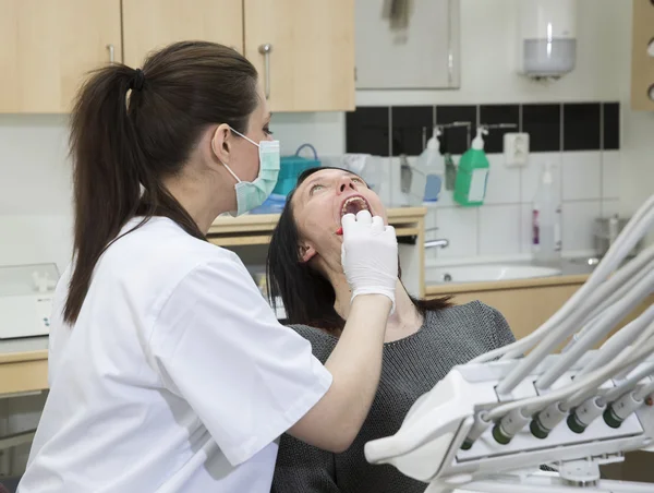 Женщина-дантист и пациент — стоковое фото