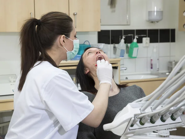 Dentista feminina e paciente — Fotografia de Stock