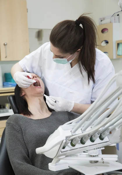 Kobieta dentysty i pacjenta — Zdjęcie stockowe