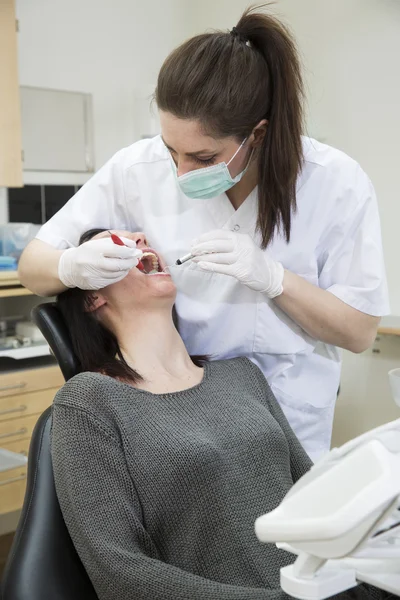 Dentista feminina e paciente — Fotografia de Stock