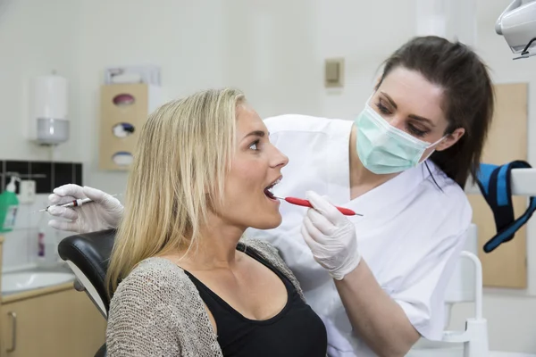 Dentista feminina e paciente — Fotografia de Stock