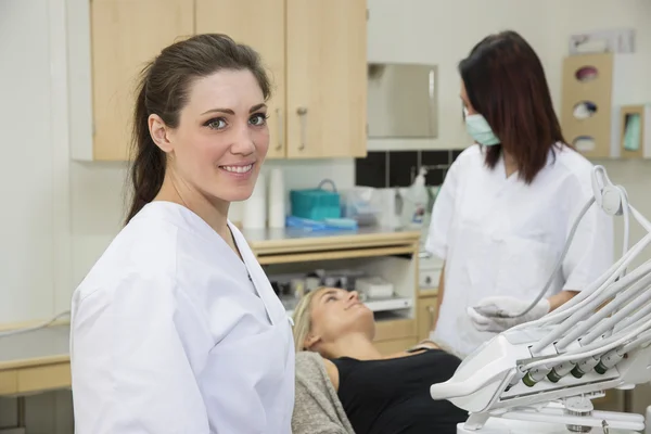 Dentista femminile — Foto Stock