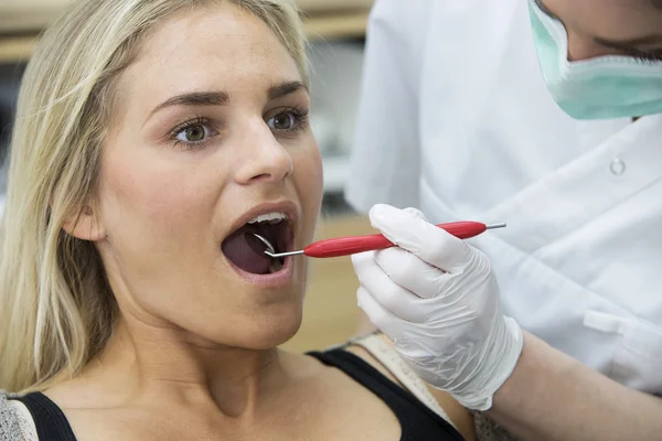 Kobieta u dentysty — Zdjęcie stockowe