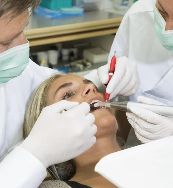 Tandläkare och patient — Stockfoto