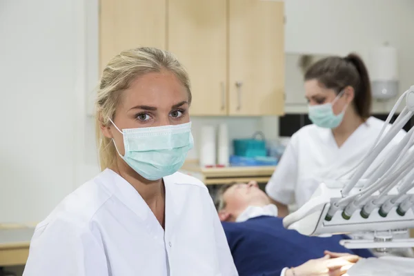 Kvinnliga tandläkare — Stockfoto