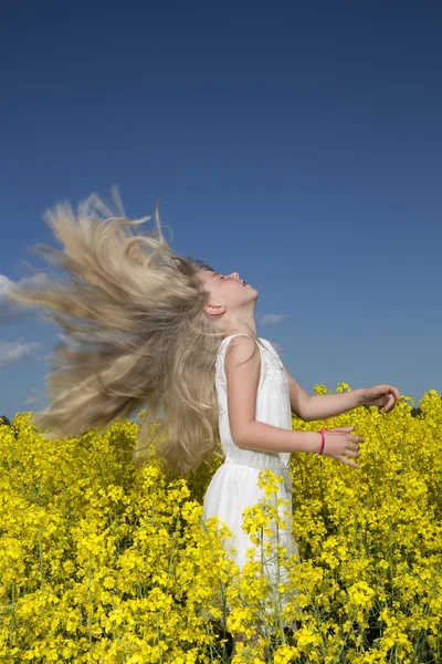 Dívka s dlouhými vlasy — Stock fotografie