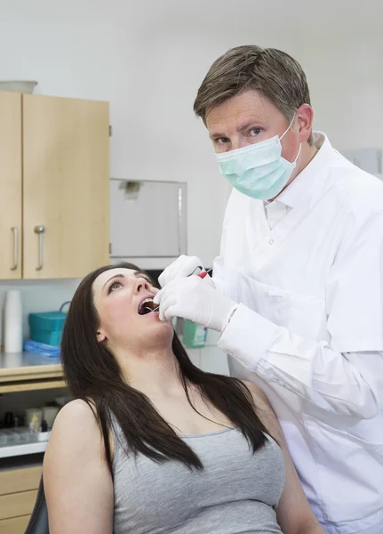 Dentiste et patient — Photo