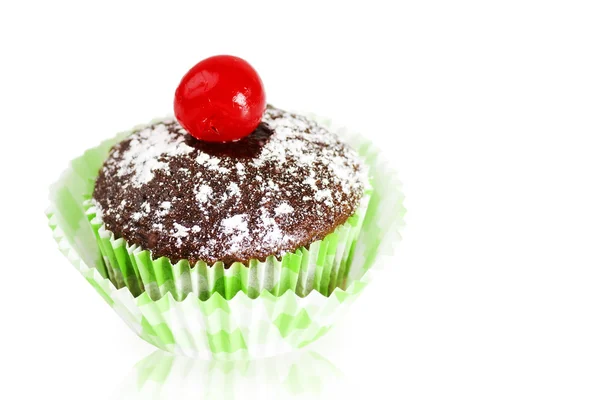 Schokoladen-Cupcake mit Kirsche auf Weiß — Stockfoto