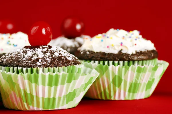 Hausgemachte Schokolade Cupcakes auf rot — Stockfoto