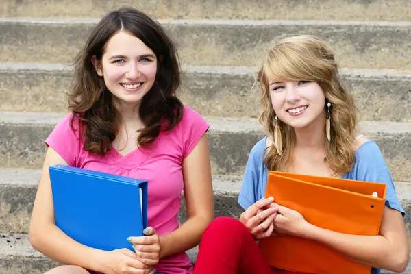 Två flicka studenter vid skolan leende — Stockfoto