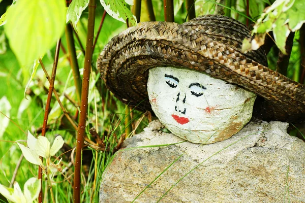 Cara de mujer pintada en roca — Foto de Stock