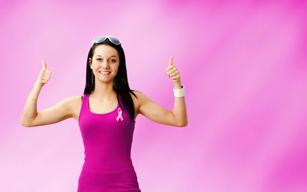 Jonge vrouw kanker overlevende op zacht roze — Stockfoto