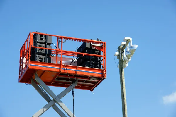 Altavoces de sonido en plataforma elevadora —  Fotos de Stock