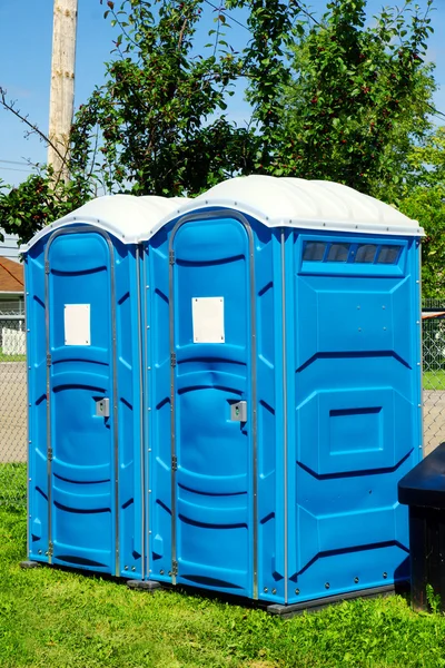 Tragbare Toiletten auf Gras — Stockfoto