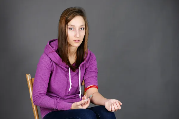 Young woman injecting narcotics — Stock Photo, Image