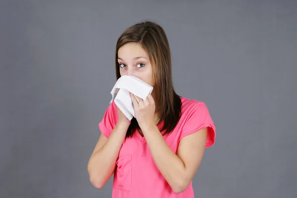 Młoda kobieta z colf lub grypy — Zdjęcie stockowe