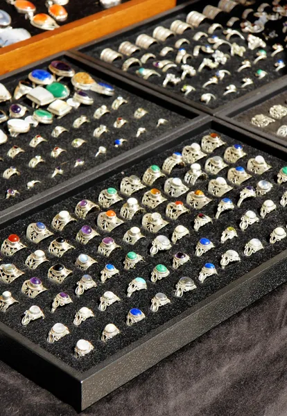 Anéis de prata artesanais com pedras naturais — Fotografia de Stock