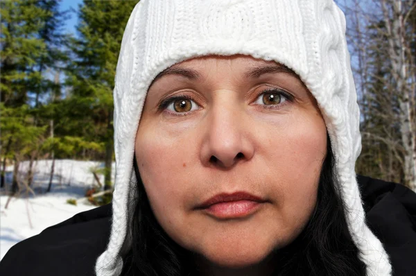 冬の帽子を持つ女性の肖像画 — ストック写真