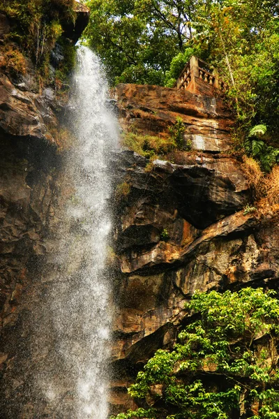 热带森林的神圣瀑布 — 图库照片