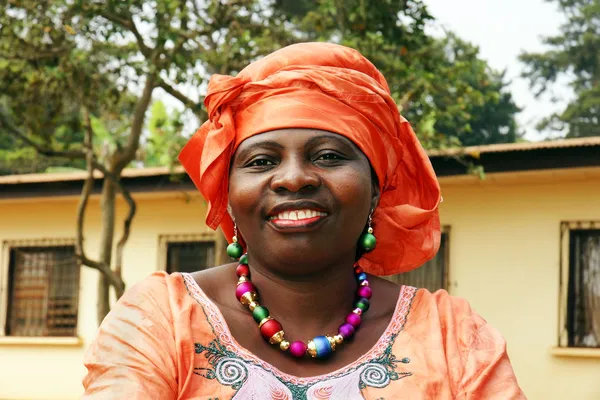 Улыбающаяся африканка в оранжевом шарфе — стоковое фото