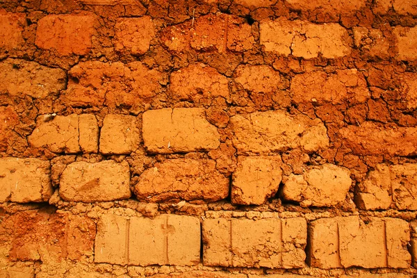 Parede de tijolos de terra vermelha — Fotografia de Stock
