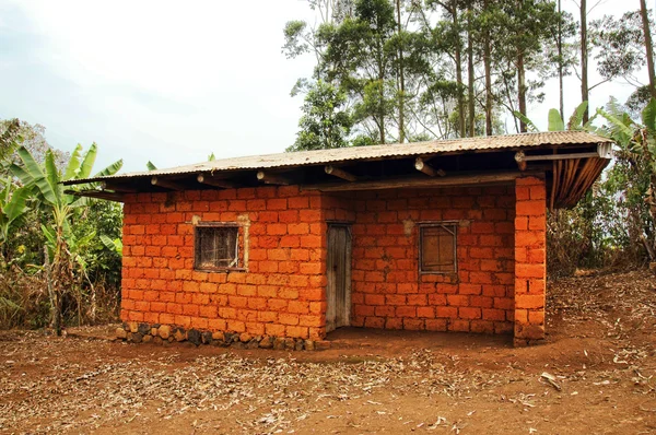 Casa africana feita de tijolos de terra vermelha — Fotografia de Stock