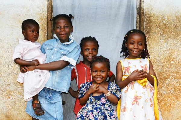 Afrikaanse kinderen alle zusters glimlachen — Stockfoto