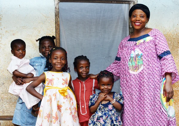 Maman enceinte et cinq filles — Photo