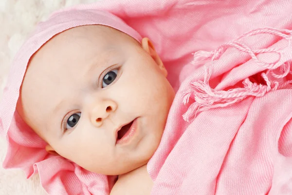 Menina bebê em cachecol rosa — Fotografia de Stock