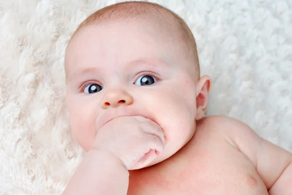 Bebê chupando em sua mão — Fotografia de Stock