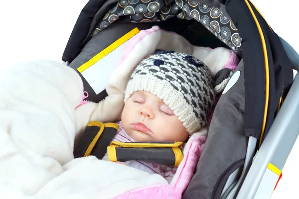 在汽车座椅上睡觉的新生儿 — 图库照片