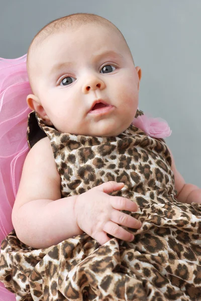 Holčička v leopard tisk šaty — Stock fotografie