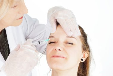 joven mujer botox en su ceño