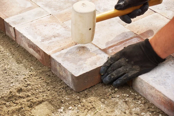 Using a mallet to set paver — Stock Photo, Image