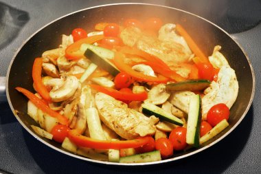 tavuk ve sebze yemek