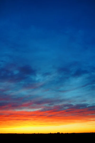 Verticale kleurrijke zonsondergang over het land — Stockfoto