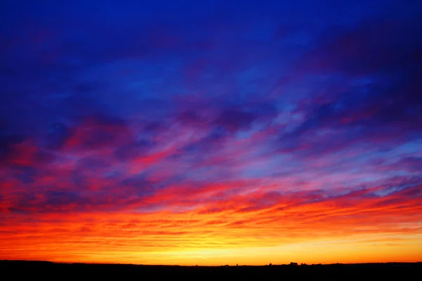 Belo pôr do sol sobre os campos — Fotografia de Stock