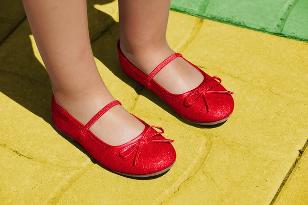 Zapatillas Rubis en camino amarillo — Foto de Stock