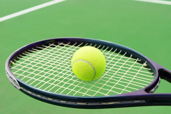 Raqueta de tenis con pelota — Foto de Stock