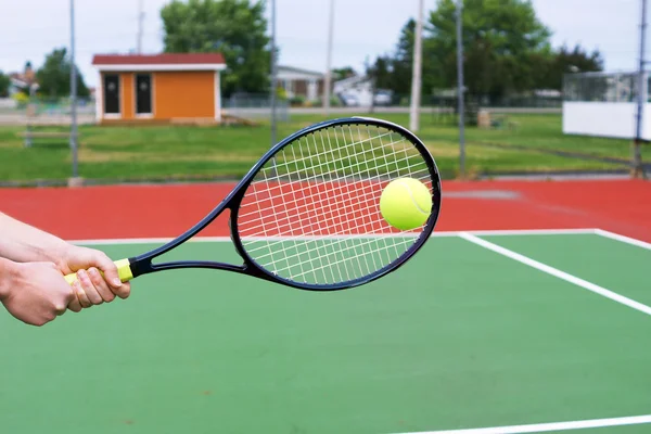 Raken een backhand op tennis — Stockfoto