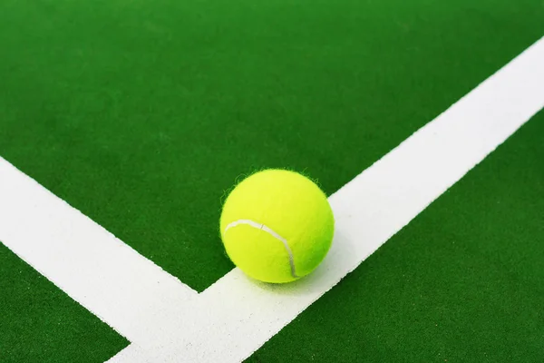 Теннисный мяч на белой линии — стоковое фото