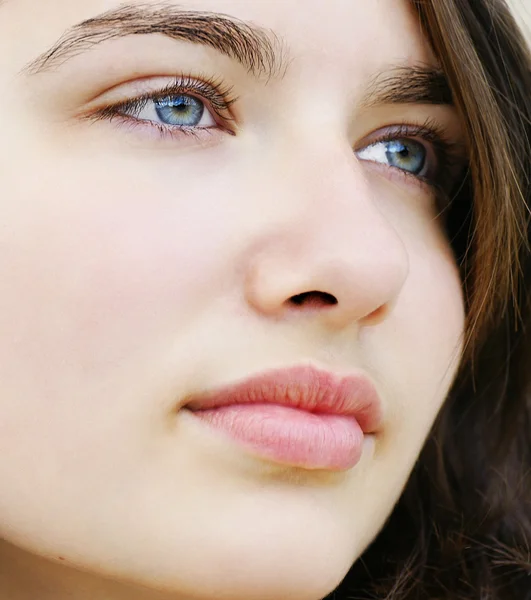 Beautiful young woman looking away — Stock Photo, Image