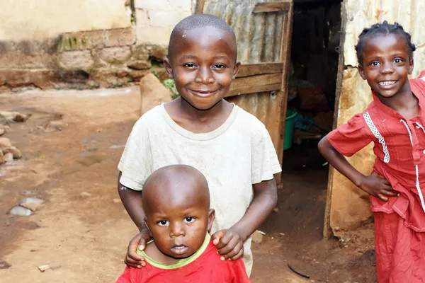 Afrikaanse kinderen thuis — Stockfoto
